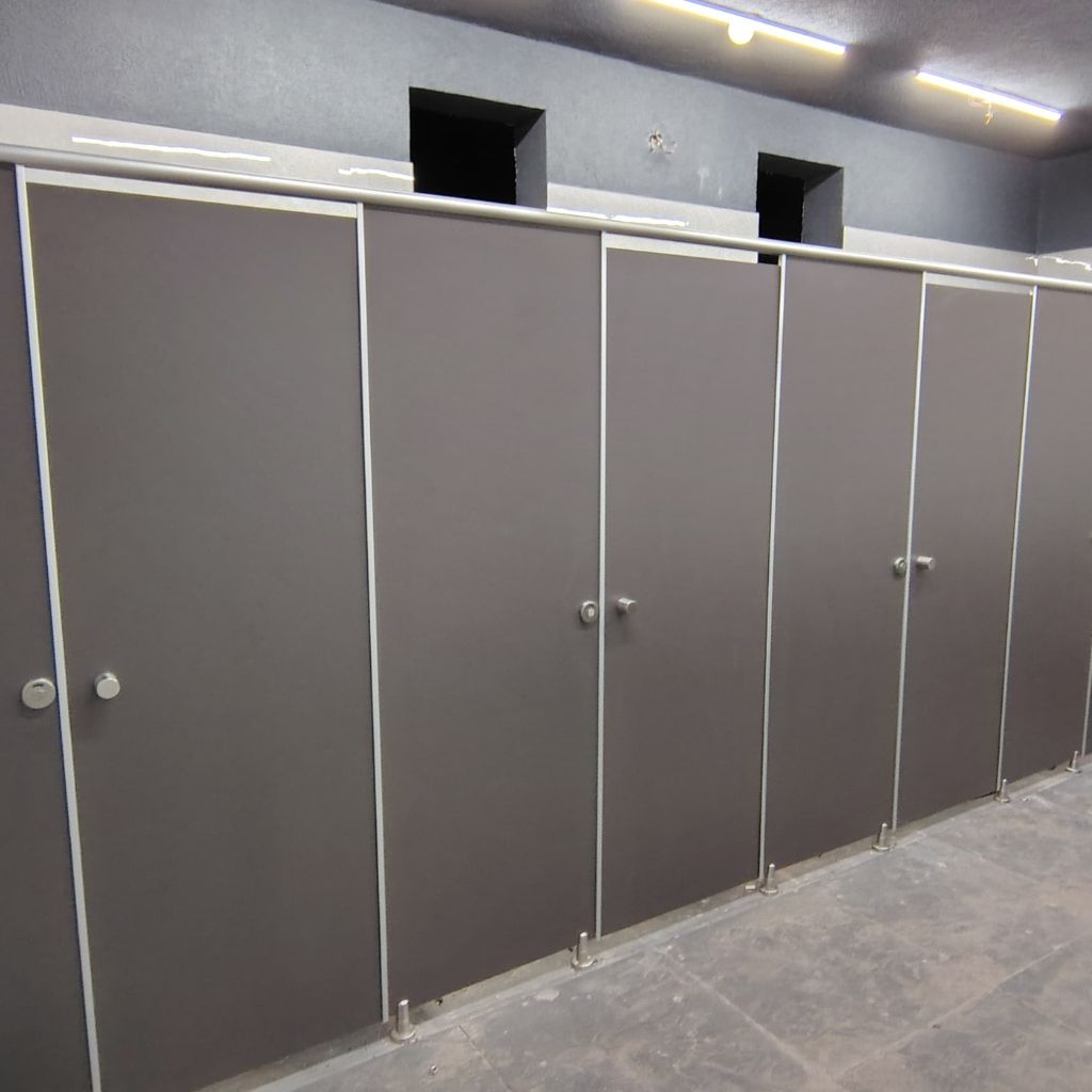 Maxi Toilet Cubicles